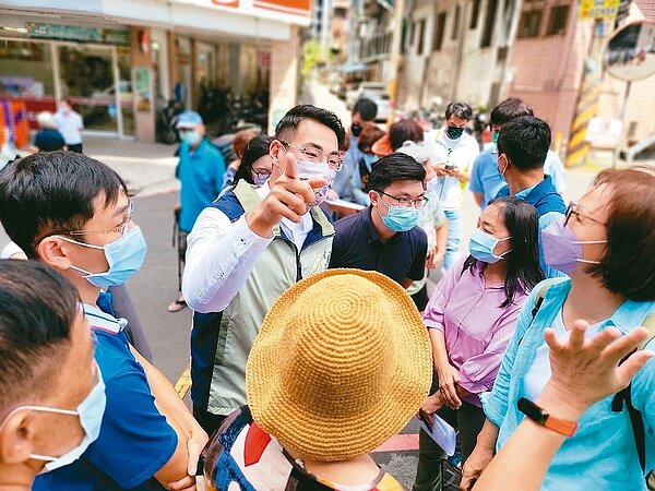基隆建案在巷口設人行道恐影響居民進出,地方群起反對。圖/記者游明煌翻攝