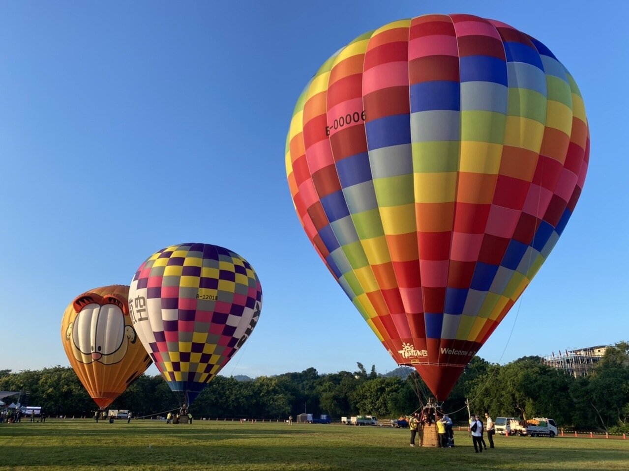 睽違2年的台中市石岡熱氣球嘉年華今開跑,民眾不必跑到台東,就可體驗搭乘熱氣球升空的樂趣。記者林佩均/攝影