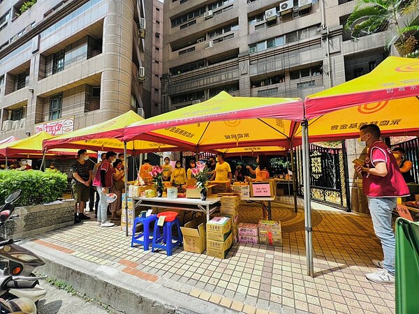 新北市中和區冠德住易舉辦社區聯合普渡,響應環保潮流,不鼓勵民眾自備線香與紙錢祭拜。圖/永慶房屋提供