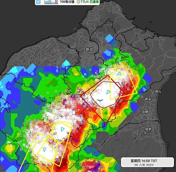 目前北部山區多雷罩頂,每分鐘700多筆閃電,北部市區也烏雲密布,民眾在外要留意了。圖/取自 「氣象達人彭啟明」臉書粉專