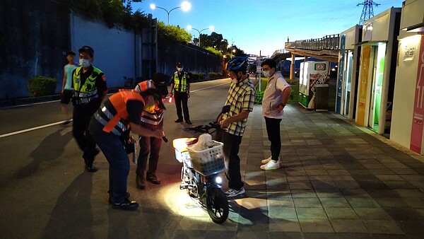 高灘處持續於新北河濱公園熱點不定期稽查取締微型電動二輪車。圖/新北市府提供