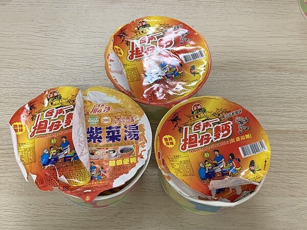 南投市永豐納骨塔中元普度碗麵,竟有兩層不同的碗蓋,讓民眾擔心食安問題。圖/沈夙崢提供