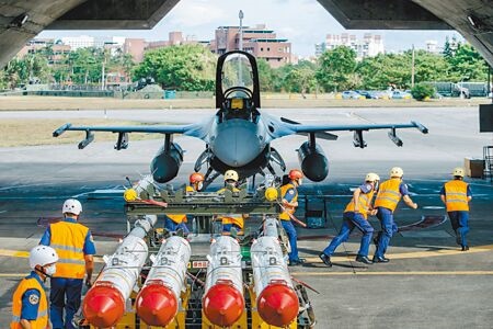 地勤人員為F-16V戰機進行潛力裝掛作業（本報資料照片）