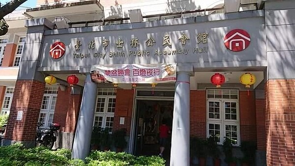 銀髮聚會在士林公民會館。易小滿攝