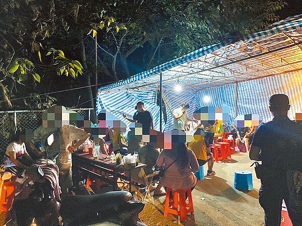 該賭場藏身在大寮區河堤路的國有土地內,還私接土地公廟電源聚賭,現場查獲賭場負責人、2名把風人員、還有29名賭客。(翻攝照片/洪靖宜高雄傳真)