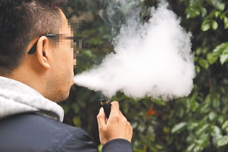 國民健康署昨公布「110年青少年吸菸行為調查」，推估全台有7.9萬名青少年正在使用電子煙。圖為民眾使用電子菸的畫面。（本報資料照片）（吸菸有害健康）
