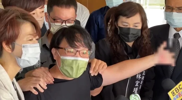 立法院長游錫堃等人上午前往台南市立殯儀館弔唁,凃明誠二姊受訪時,情緒激動地要「廢死(團體)都給我滾去十八層地獄」。記者黃宣翰/翻攝