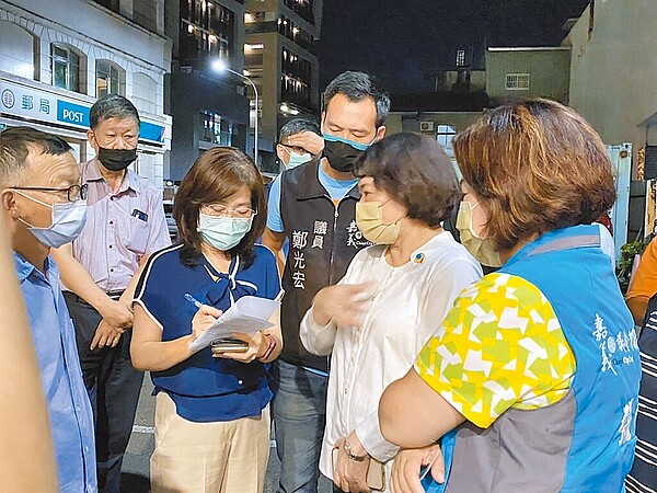 嘉義市西區24日有大範圍地區自來水水質異常，市長黃敏惠（右二）當時到現場了解狀況。（嘉義市政府提供）