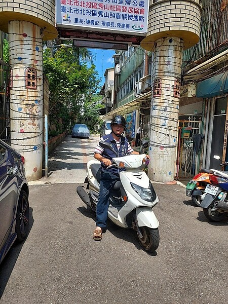 場勘時間到，騎著摩托車飛快趕去。圖／易小滿攝