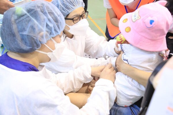 台中市府7月連續四天開設46處嬰幼兒快打站為幼童接種莫德納疫苗。圖／台中市政府提供