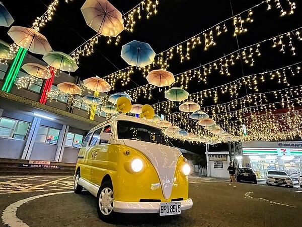 苑裡火車站前的馬卡龍漂浮傘、冰條燈等藝術元素裝置,成為網美朝聖景點,將持續開放至中秋節佳節。圖/縣議員張顧礫提供