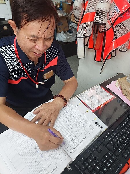 公款公用,認真記錄。易小滿攝