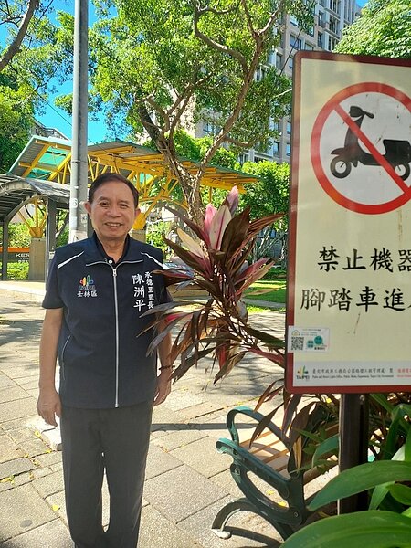 里長陳洲平親力親為服務。易小滿攝
