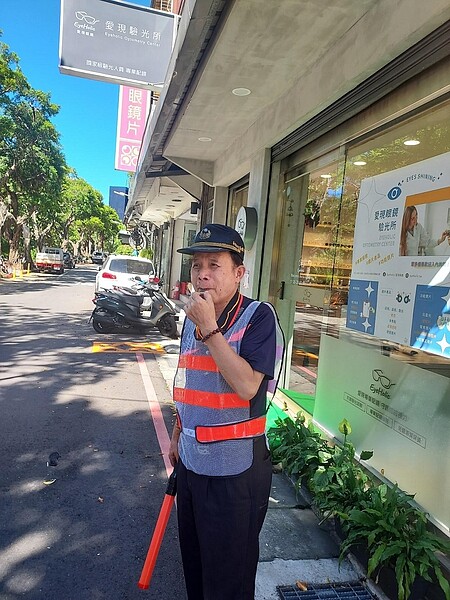 里長陳洲平全副武裝去巡邏。易小滿攝