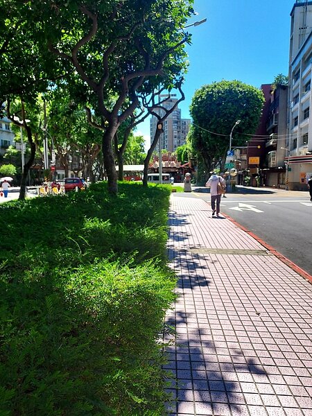 長形綠地，直通河堤。易小滿攝
