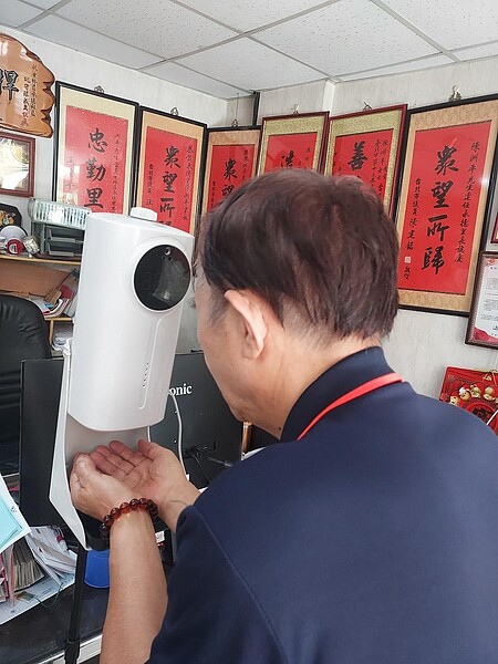 防疫消毒,以身作則。易小滿攝