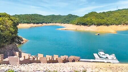 基隆市新山水庫蓄水率降破4成,自來水公司及水利署持續供水,並不排除未來會升級限水措施。(張志康攝)