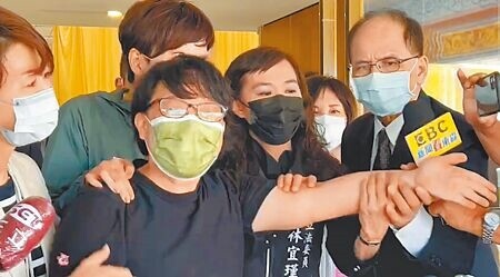 殉職員警明誠二姊（左二）怒轟「廢死團體滾去18層地獄」。（本報資料照片）