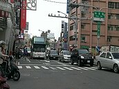 南市站牌多未設停靠格　公車被迫臨停快車道