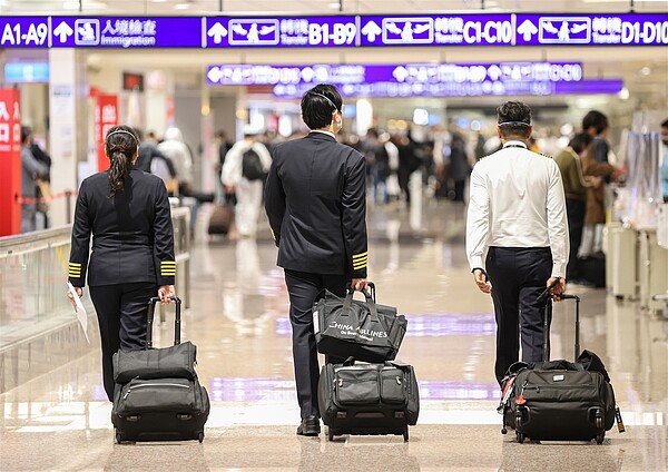 國境解封聲浪再起，機師工會則期待外站可以先解封。圖為機組員示意圖。本報資料照片 