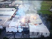 苗栗後龍紙業公司大火延燒3300平方公尺　清晨6點撲滅