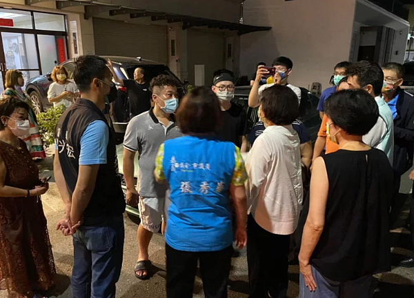 當天晚上的自來水怪味讓里民惶惶不安,市長、議員到場關切。圖/翻攝臉書