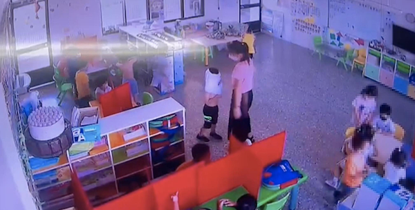 雲林有家長指控女兒就讀的幼兒園教師疑沒有耐心,對待班上孩子態度不佳,到校調閱監視器發現該師曾幫一名男童穿衣穿到一半便不再理會。記者陳苡葳/翻攝