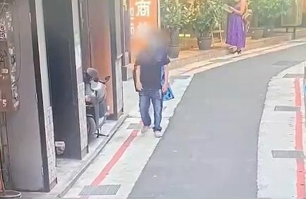 黃男逃往西門町,變裝躲避警方查緝。記者李隆揆/翻攝