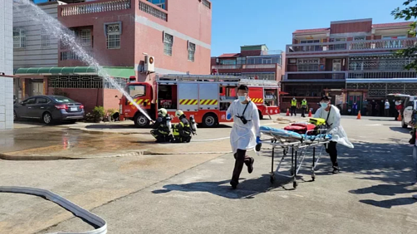 金門消防局今天前進忠孝新村辦理社區民宅災害搶救演練，過程相當逼真。圖／金門縣消防局提供