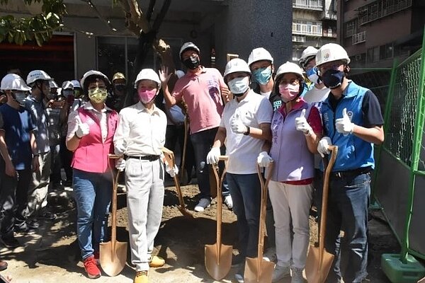 新北市長侯友宜(前排右三)今天出席感恩團聚活動,並與更新會理事長劉有祺(前排左二)一起種下象徵團結希望的「同心樹」。記者江婉儀/攝影