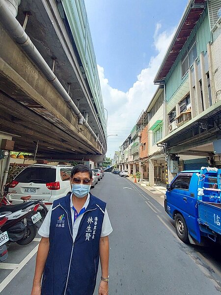 里長林生賢白內障開刀，戴著墨鏡。易小滿攝
