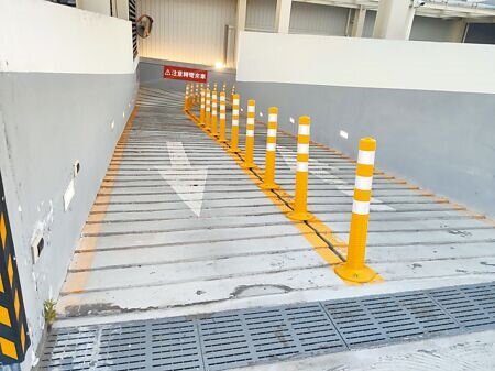 桃園市桃園區經國轉運站機車2樓停車場的車道採鋸齒狀階梯,機車騎士經過不斷震動,宛如行經越野車道。(賴佑維攝)