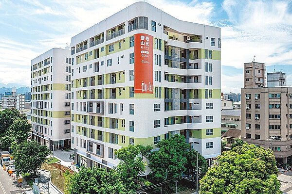 台中市社會住宅「北屯好宅」,座落於北屯區江興街、國豐街交叉口,鄰近太原車站、捷運四維國小站,生活機能完善且鬧中取靜。圖/台中市政府提供