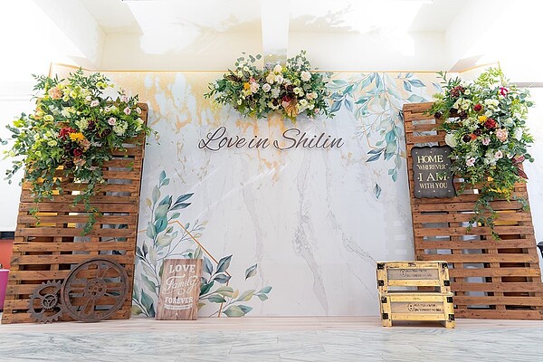 士林戶所的結婚背板 Love in ShiLin美式鄉村進行曲,議員認為較受到新人喜歡。圖/北市民政局提供