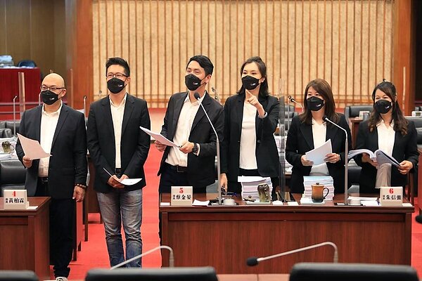 高雄接連因白蟻、松鼠停電，國民黨KK政線市議員砲轟台電太誇張，譏諷「難道全世界動物都和高雄作對？」圖／國民黨KK政線提供
