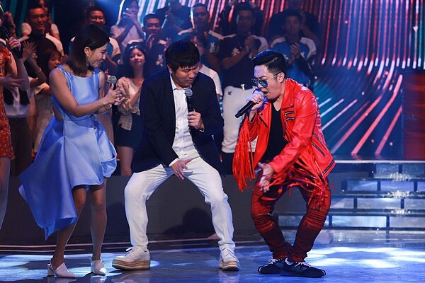 艾成即興與胡瓜尬舞。圖/民視提供