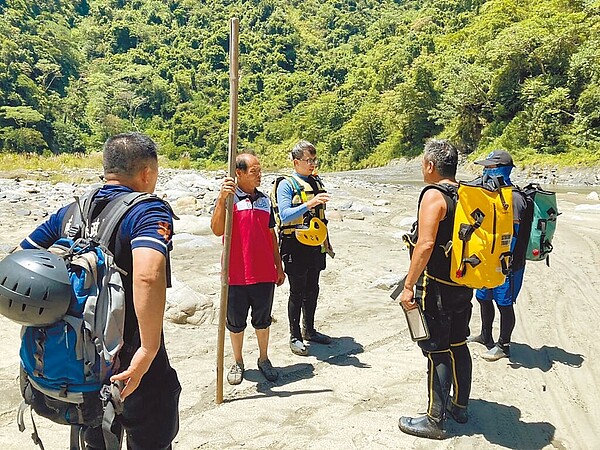 台中清水區公所員工到南投武界溯溪，5人迷路失聯，消防局獲報徹夜搜救，27日先後尋獲失聯人員。（南投縣消防局提供）