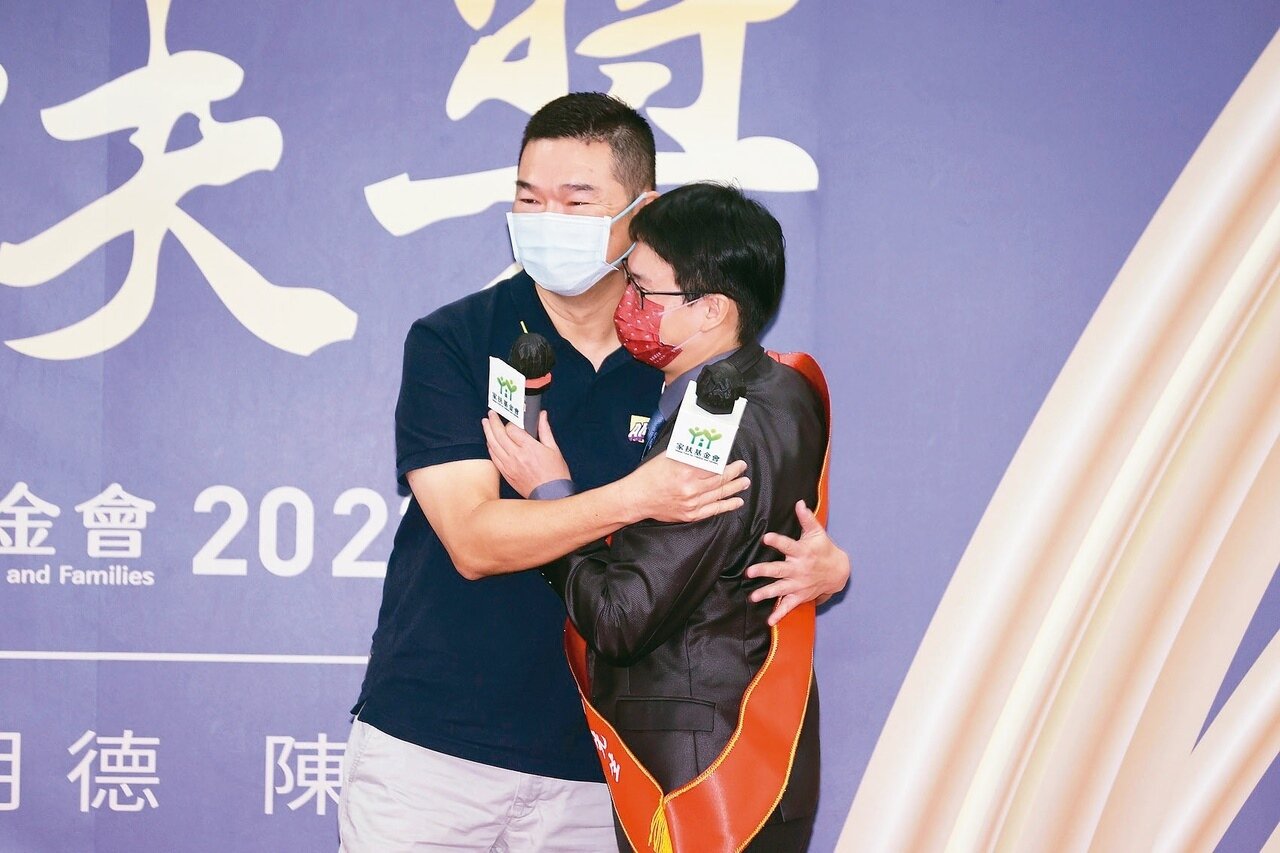 家扶基金會昨舉行金扶獎頒獎典禮,得獎者盧明德(右)喜見認養人張先生(左),兩人感動擁抱。記者曾原信/攝影