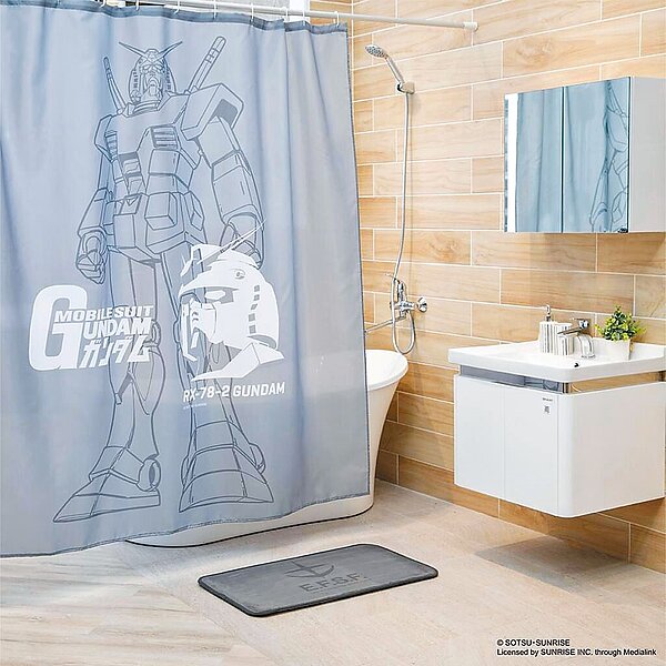 特力屋首度攜手科幻經典「機動戰士鋼彈」合作推出機動戰士鋼彈Polyester浴簾,售價499元。機動戰士鋼彈記憶棉地墊45x75cm,售價599元。圖/特力屋提供