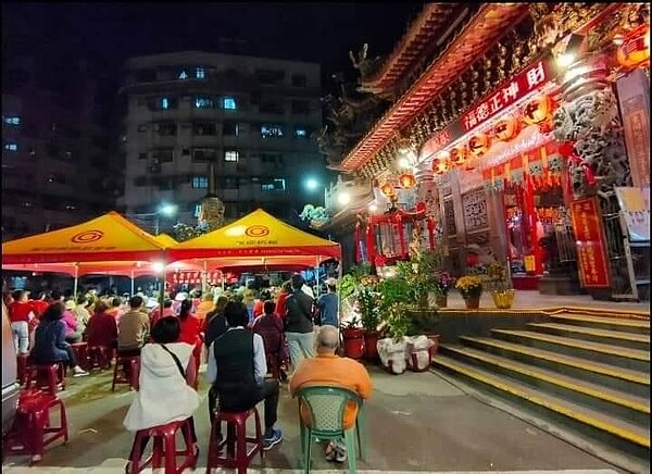 共沐神恩，好厝邊共植福田。易小滿攝