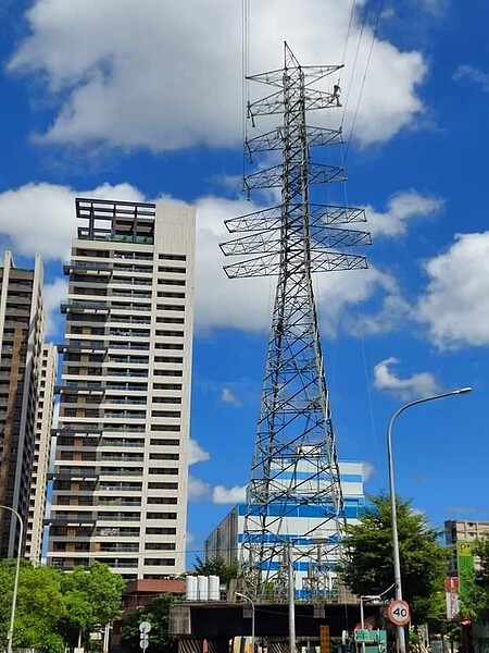 礙眼的高壓電塔完成地下化。易小滿攝