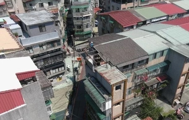 中和和平街違建案為頂樓加蓋違建作出租套房使用。圖／新北工務局提供