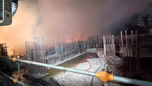 新莊副都心某社區住宅建案地下室工地,昨晚9時許傳出大面積失火。記者林昭彰/翻攝