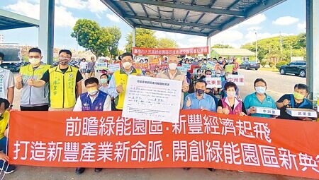 
台南市政府計畫在台糖仁德港墘農場開發「綠能產業園區」，面臨砍樹爭議，但地方疾呼「要環保也要發展」，大武崙綠能園區促進會理事長黃順記（站者右）28日遞交連署給經發局長陳凱凌（站者右二）。（曹婷婷攝）
