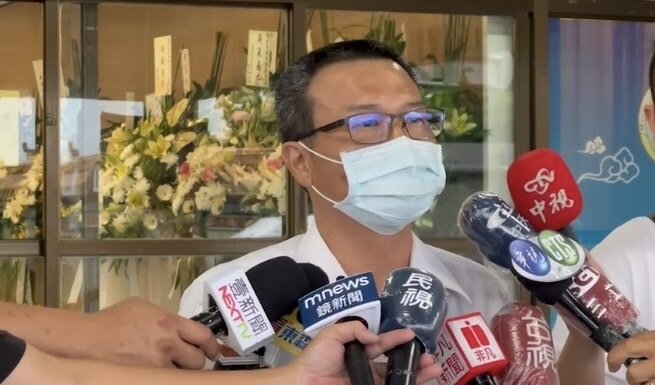 台南市警二分局副分局長李忠憲說,22歲吳姓網紅涉嫌在網路PO文發表仇警言論,吳今天下午約4點到案說明,警詢後被依妨害名譽及妨害公務罪嫌函送台南地檢署偵辦。 記者黃宣翰/攝影