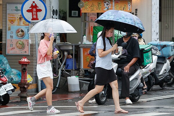 29日午後對流旺盛，各地有局部陣雨或雷雨，中南部有大雷雨發生的機率，應注意「劇烈天氣」。聯合報系資料照