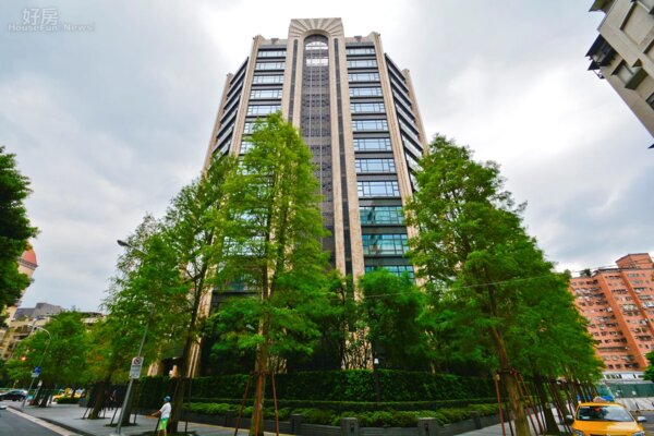 松山區豪宅「文華苑」認賠出售，屋主年虧1800萬還被網友嗆爆。（好房網資料中心）