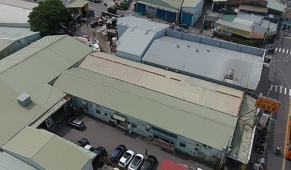 日前蘆洲警分局查獲五股成泰路上一棟鐵皮違建作為毒品分裝廠,鐵皮工廠成為公安死角,因此蘆洲分局提報市府公安會議決議列為優先拆除目標,拆除前畫面。〈工務局提供〉