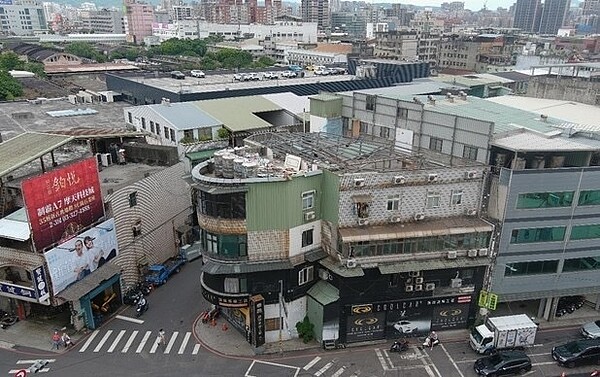 瑞芳區粗坑口頂樓加蓋違建近期已拆除,拆除大隊並向屋主收取拆除費24萬元,拆除後畫面。〈工務局提供〉