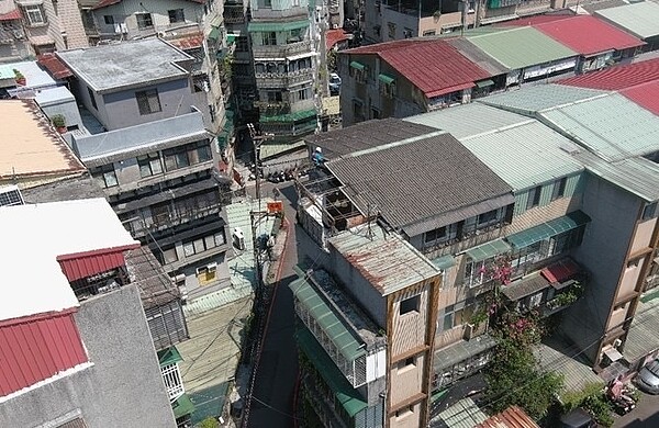 中和和平街違建案為頂樓加蓋違建作出租套房使用,拆除前畫面。〈工務局提供〉